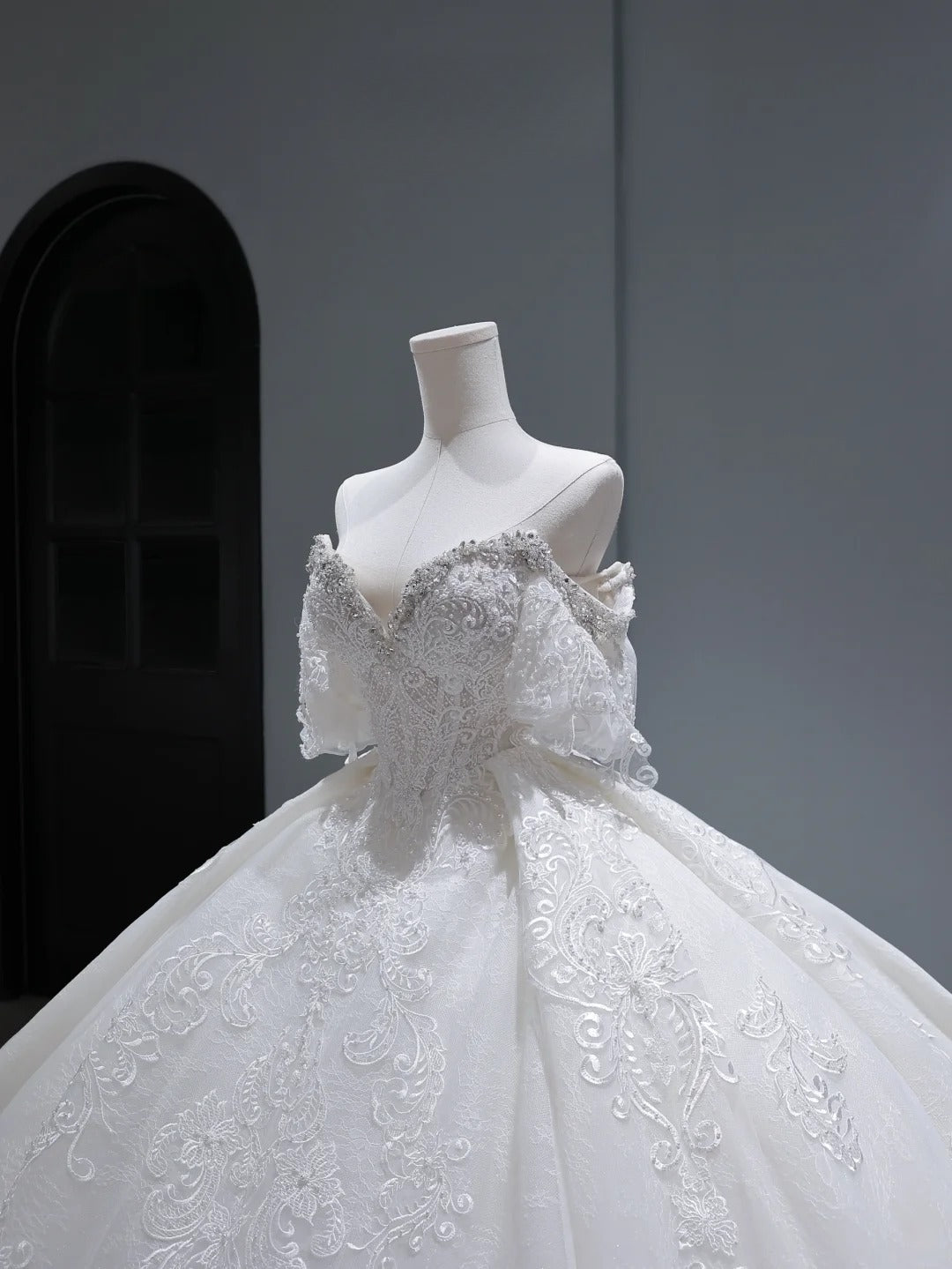 Vintage langes Brautkleid im Prinzessinnen-Ballkleid-Stil mit schulterfreiem Schnitt, Ärmeln, plissierten Applikationen und Schleppe, weißes Brautkleid AS367