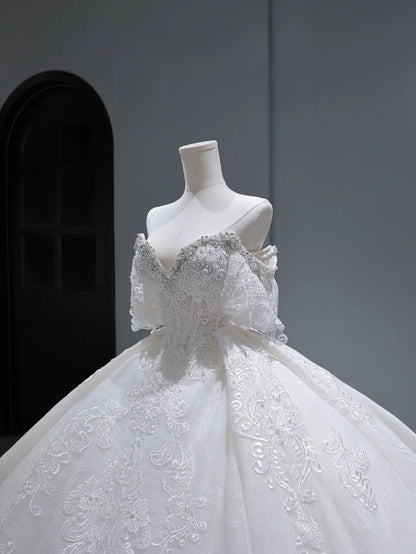 Vintage langes Brautkleid im Prinzessinnen-Ballkleid-Stil mit schulterfreiem Schnitt, Ärmeln, plissierten Applikationen und Schleppe, weißes Brautkleid AS367