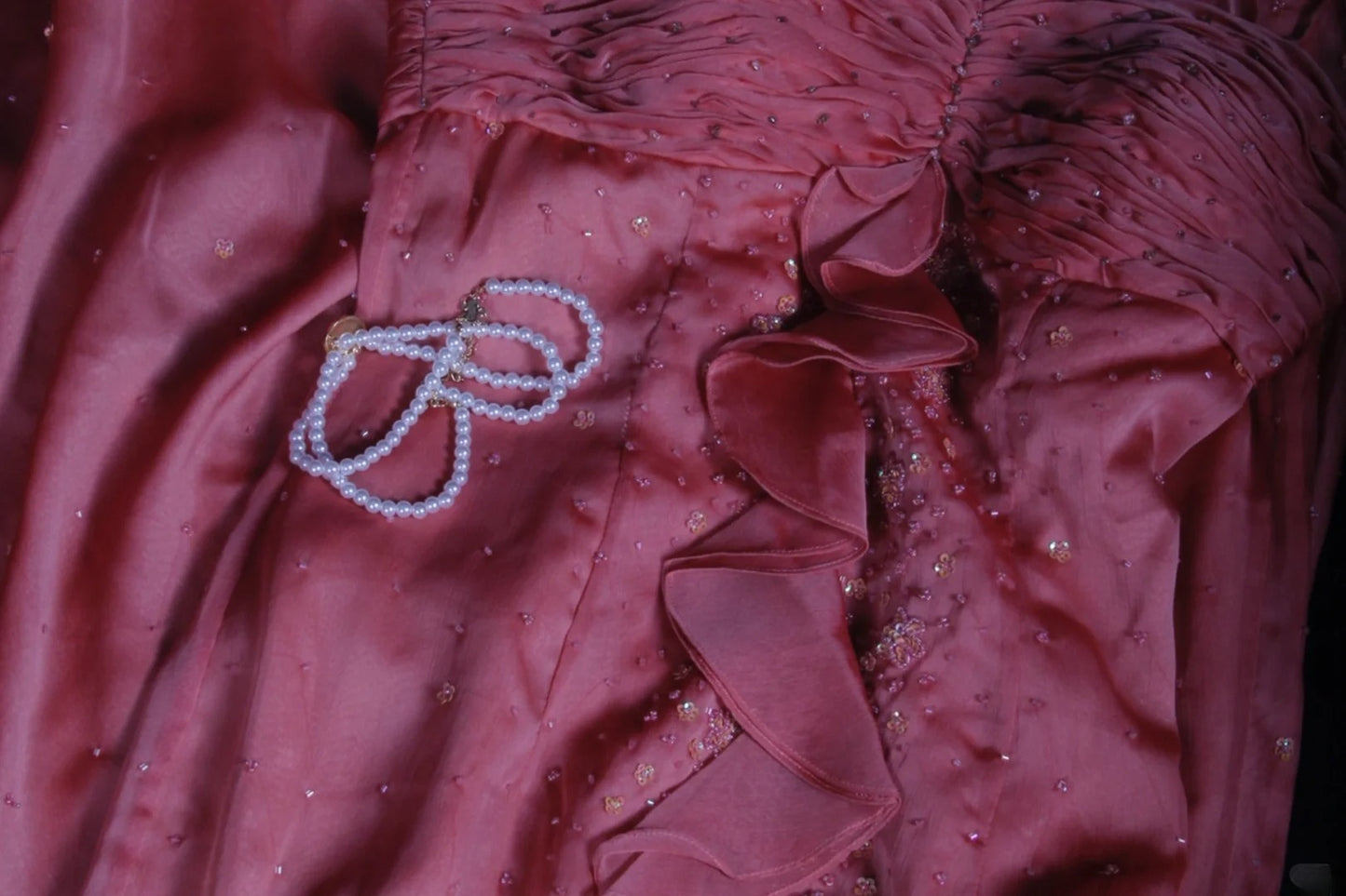 Robe de bal rétro années 60, bretelles spaghetti, mousseline rose ornée de perles, inspiration années 60, tenue de 22 ans, robe de soirée AS367