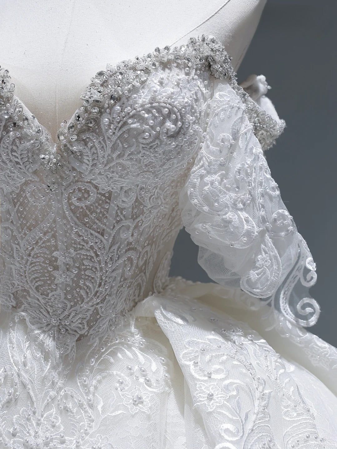 Vintage langes Brautkleid im Prinzessinnen-Ballkleid-Stil mit schulterfreiem Schnitt, Ärmeln, plissierten Applikationen und Schleppe, weißes Brautkleid AS367