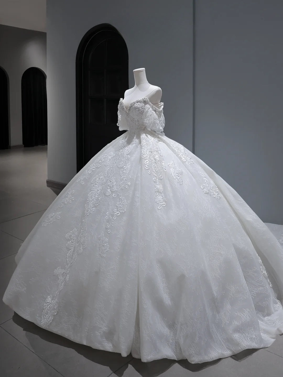 Vintage langes Brautkleid im Prinzessinnen-Ballkleid-Stil mit schulterfreiem Schnitt, Ärmeln, plissierten Applikationen und Schleppe, weißes Brautkleid AS367