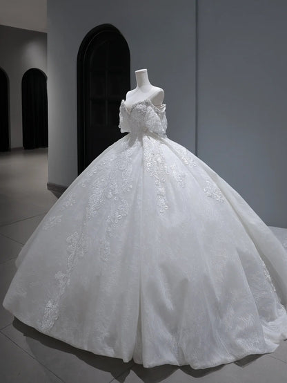 Vintage langes Brautkleid im Prinzessinnen-Ballkleid-Stil mit schulterfreiem Schnitt, Ärmeln, plissierten Applikationen und Schleppe, weißes Brautkleid AS367