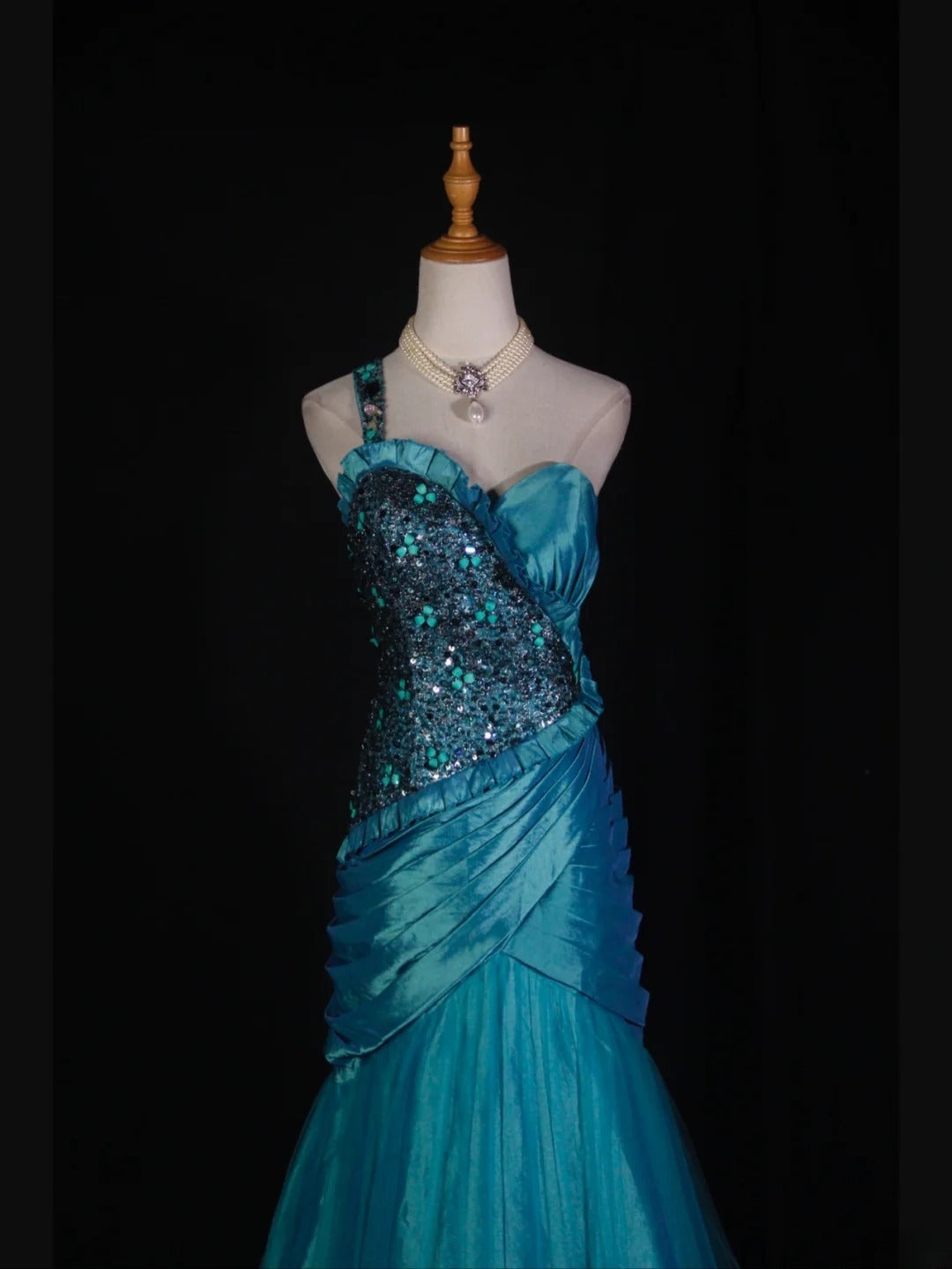 Robe de bal longue sirène vintage années 1950, asymétrique, avec corsage plissé en taffetas à volants. Inspiration pour une tenue de 19e anniversaire ou une robe de soirée (AS368).