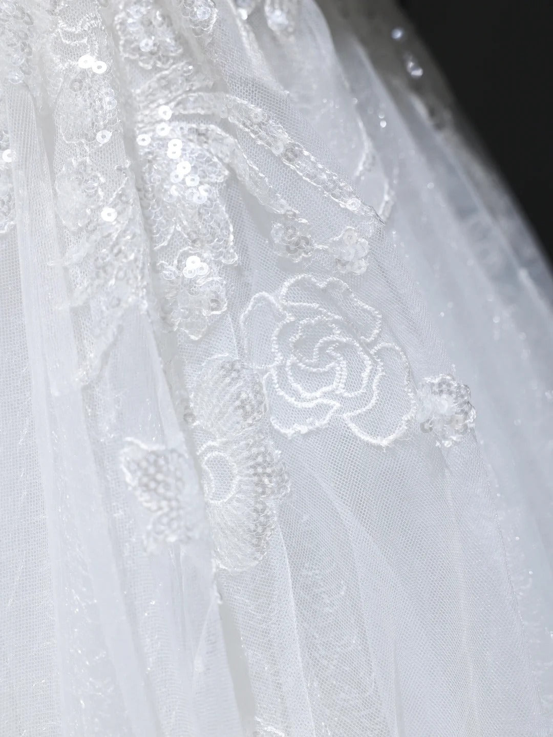 Elegante, stilvolle lange Brautkleider im Boho-Stil mit Spaghettiträgern und figurbetonter Spitze (Modell AS368)