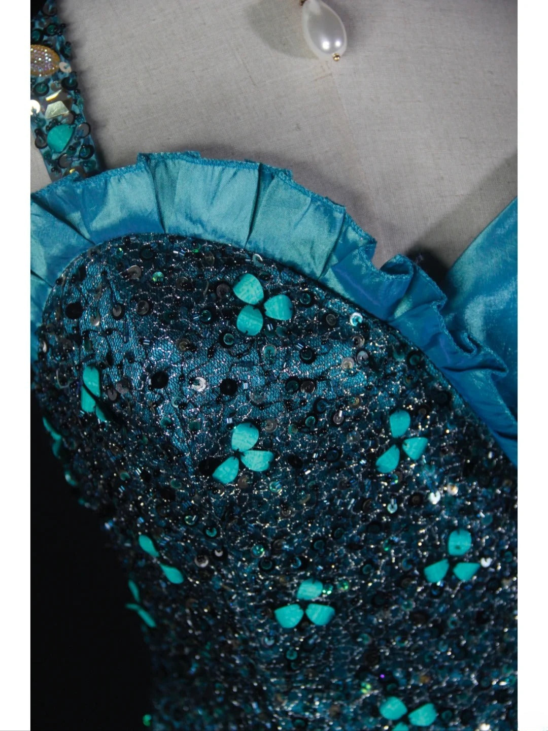 Robe de bal longue sirène vintage années 1950, asymétrique, avec corsage plissé en taffetas à volants. Inspiration pour une tenue de 19e anniversaire ou une robe de soirée (AS368).