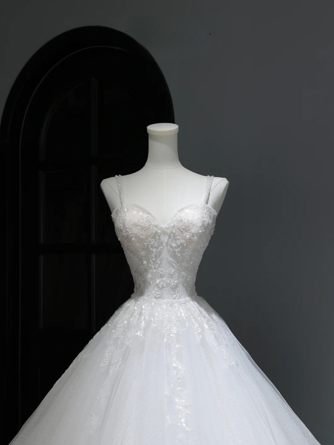 Elegante, stilvolle lange Brautkleider im Boho-Stil mit Spaghettiträgern und figurbetonter Spitze (Modell AS368)