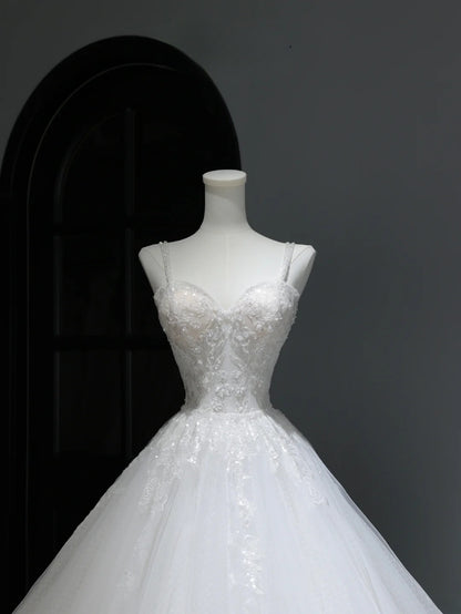 Elegante, stilvolle lange Brautkleider im Boho-Stil mit Spaghettiträgern und figurbetonter Spitze (Modell AS368)
