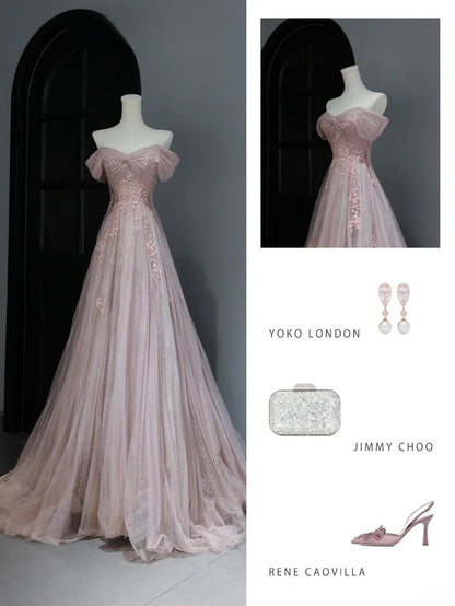 Elegantes, schlichtes A-Linien-Abendkleid mit schulterfreiem Schnitt aus rosa Tüll – Inspiration für einen stilvollen Auftritt. Langes, formelles Abendkleid mit Ärmeln (AS369).