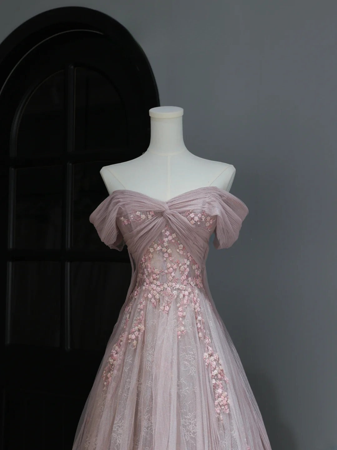 Elegantes, schlichtes A-Linien-Abendkleid mit schulterfreiem Schnitt aus rosa Tüll – Inspiration für einen stilvollen Auftritt. Langes, formelles Abendkleid mit Ärmeln (AS369).