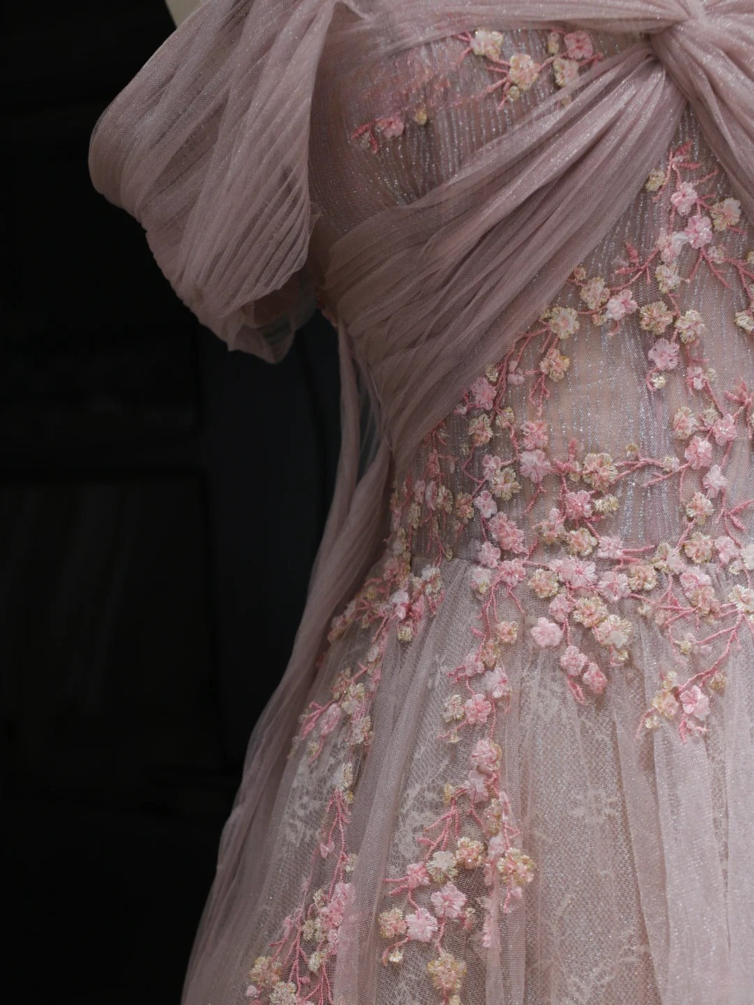 Elegantes, schlichtes A-Linien-Abendkleid mit schulterfreiem Schnitt aus rosa Tüll – Inspiration für einen stilvollen Auftritt. Langes, formelles Abendkleid mit Ärmeln (AS369).