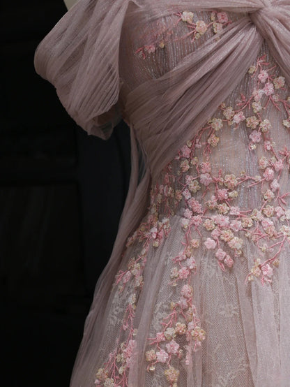 Elegantes, schlichtes A-Linien-Abendkleid mit schulterfreiem Schnitt aus rosa Tüll – Inspiration für einen stilvollen Auftritt. Langes, formelles Abendkleid mit Ärmeln (AS369).