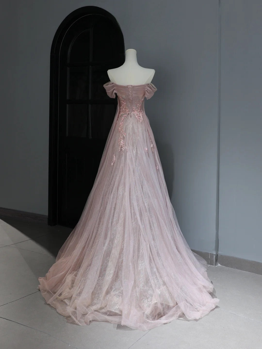Elegantes, schlichtes A-Linien-Abendkleid mit schulterfreiem Schnitt aus rosa Tüll – Inspiration für einen stilvollen Auftritt. Langes, formelles Abendkleid mit Ärmeln (AS369).