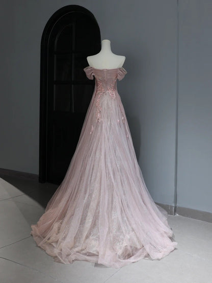 Elegantes, schlichtes A-Linien-Abendkleid mit schulterfreiem Schnitt aus rosa Tüll – Inspiration für einen stilvollen Auftritt. Langes, formelles Abendkleid mit Ärmeln (AS369).
