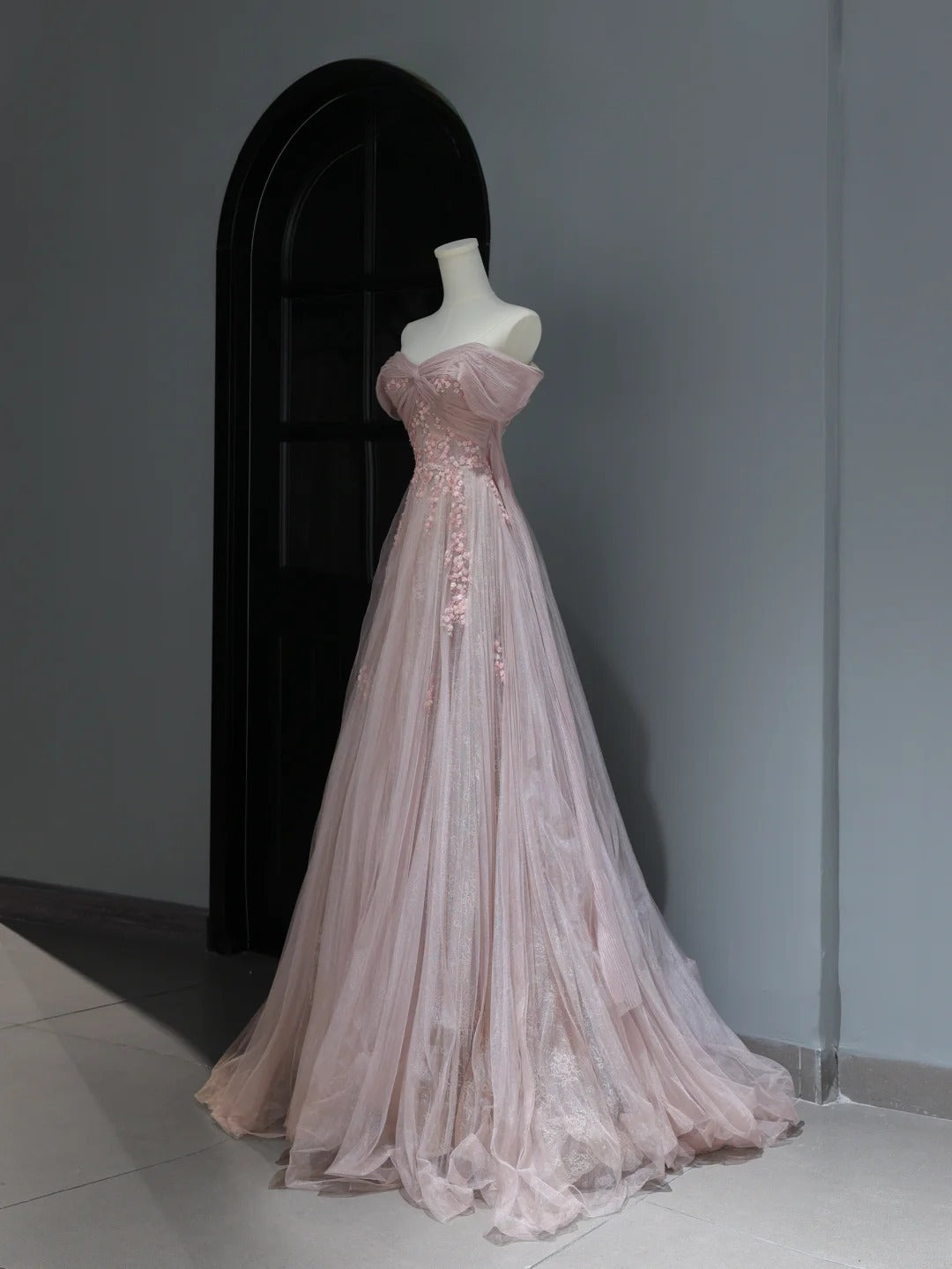 Elegantes, schlichtes A-Linien-Abendkleid mit schulterfreiem Schnitt aus rosa Tüll – Inspiration für einen stilvollen Auftritt. Langes, formelles Abendkleid mit Ärmeln (AS369).