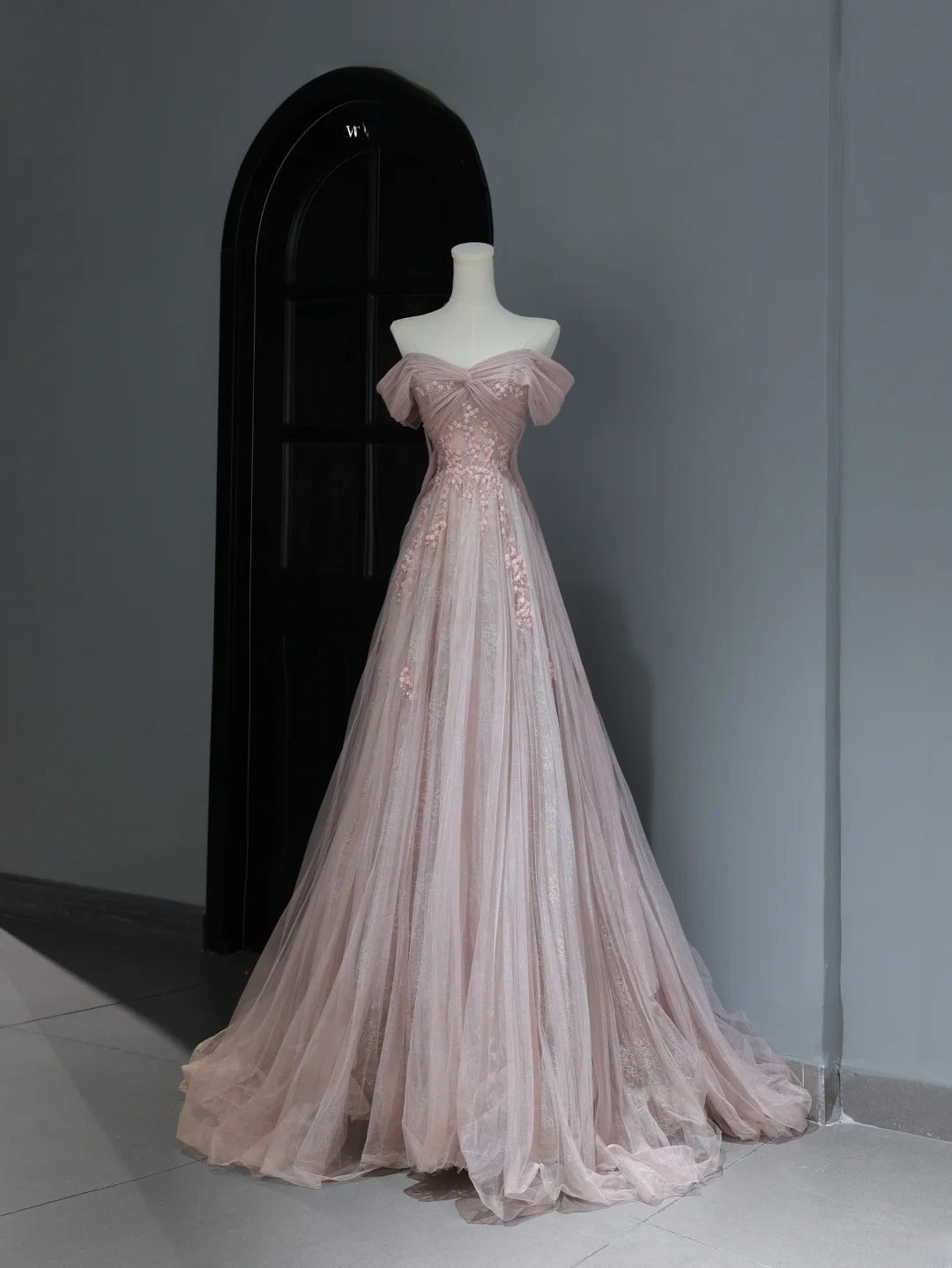 Elegantes, schlichtes A-Linien-Abendkleid mit schulterfreiem Schnitt aus rosa Tüll – Inspiration für einen stilvollen Auftritt. Langes, formelles Abendkleid mit Ärmeln (AS369).