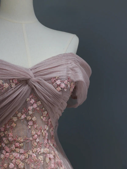 Elegantes, schlichtes A-Linien-Abendkleid mit schulterfreiem Schnitt aus rosa Tüll – Inspiration für einen stilvollen Auftritt. Langes, formelles Abendkleid mit Ärmeln (AS369).