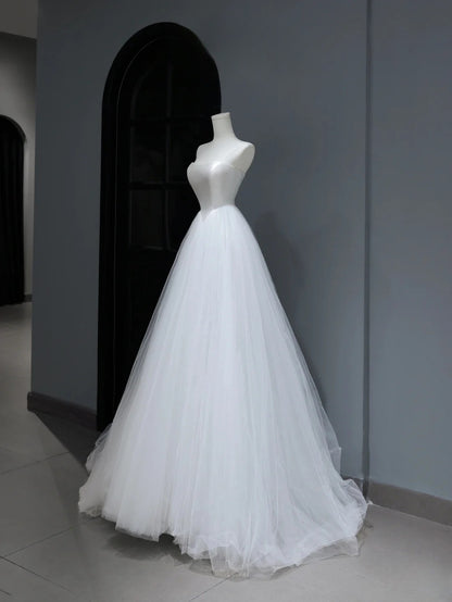 Traumhaftes langes Brautkleid, trägerlos, ärmellos, schlichter Boho-Stil mit Korsett, figurbetontes Brautkleid AS370