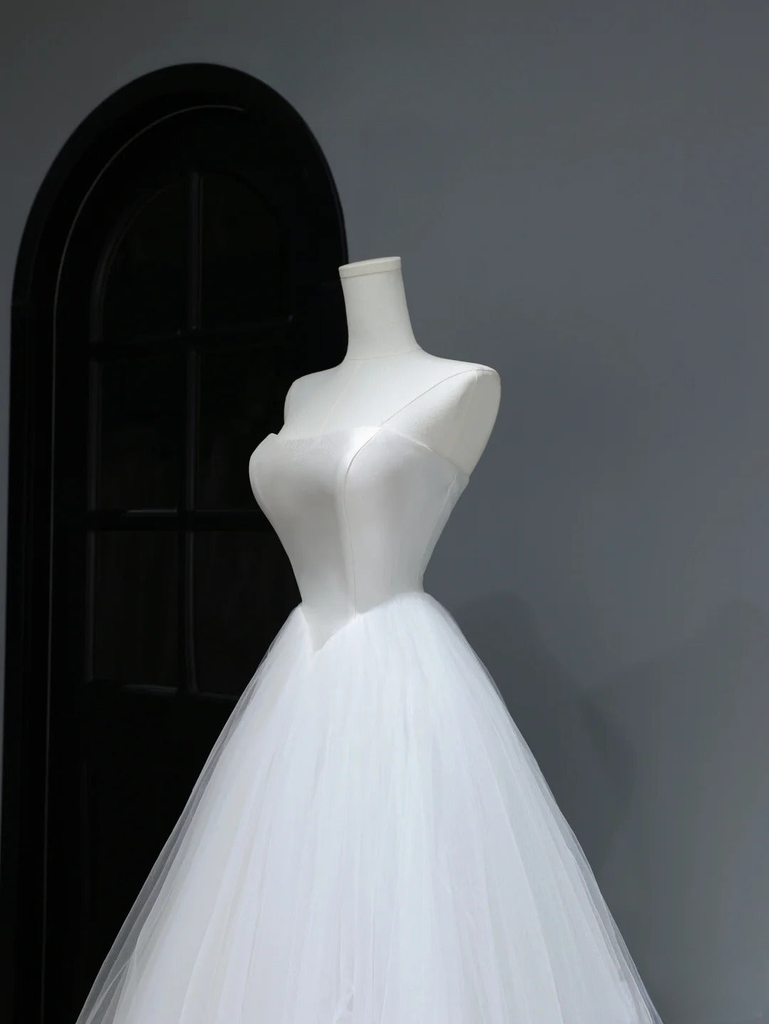 Traumhaftes langes Brautkleid, trägerlos, ärmellos, schlichter Boho-Stil mit Korsett, figurbetontes Brautkleid AS370