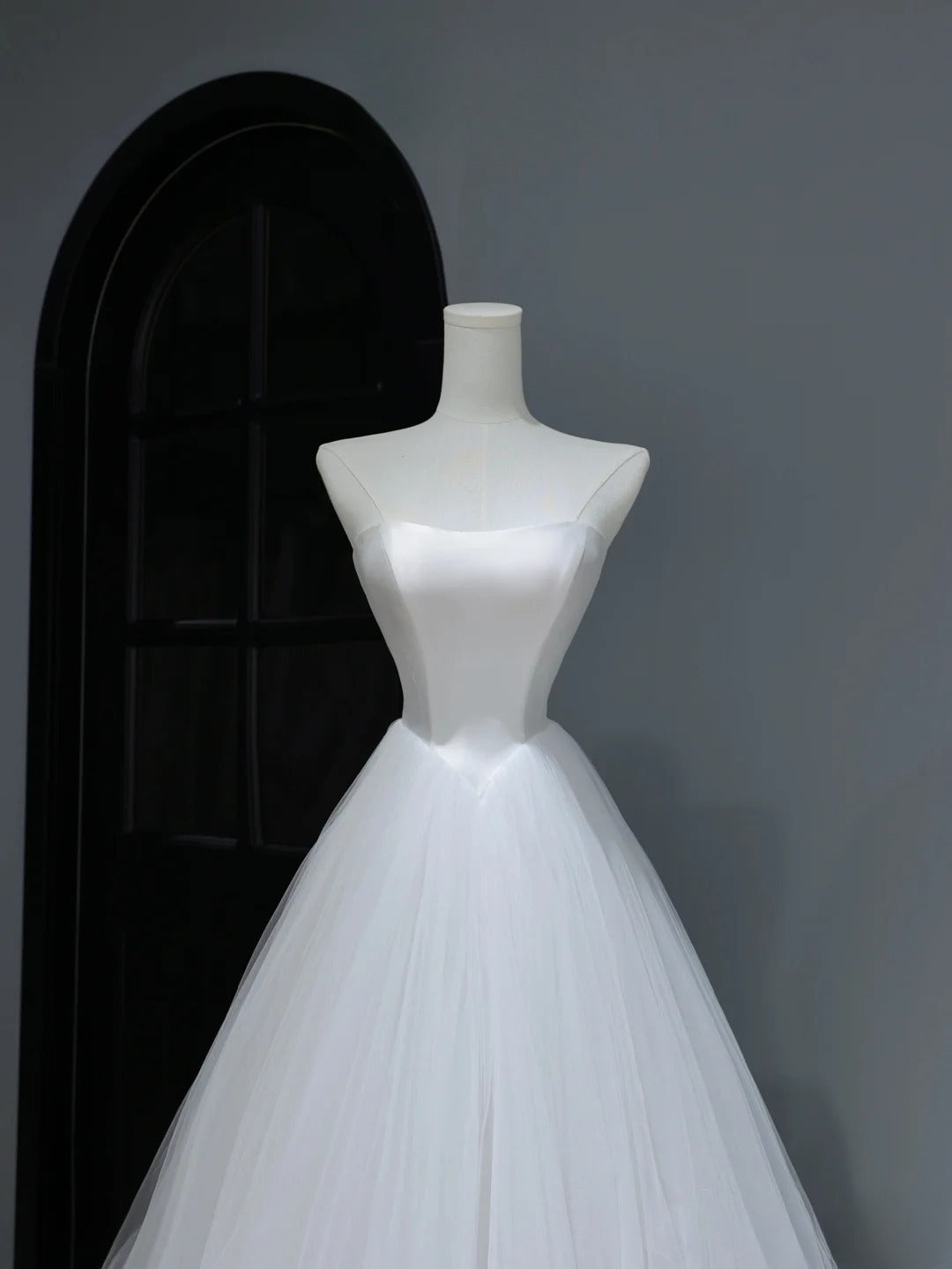 Traumhaftes langes Brautkleid, trägerlos, ärmellos, schlichter Boho-Stil mit Korsett, figurbetontes Brautkleid AS370