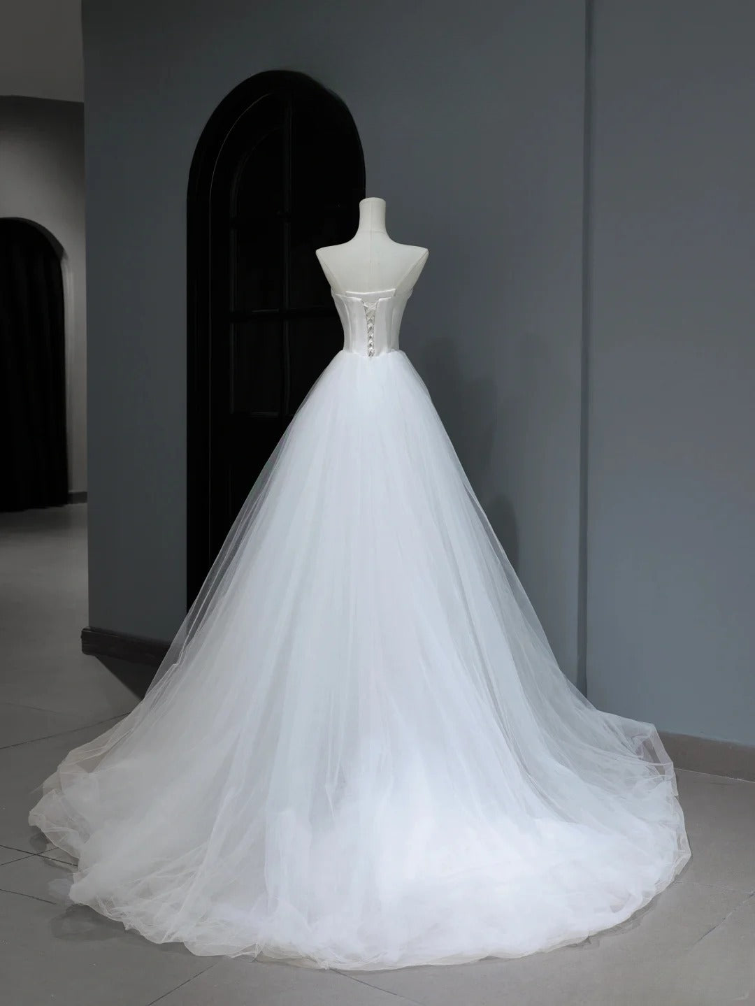Traumhaftes langes Brautkleid, trägerlos, ärmellos, schlichter Boho-Stil mit Korsett, figurbetontes Brautkleid AS370