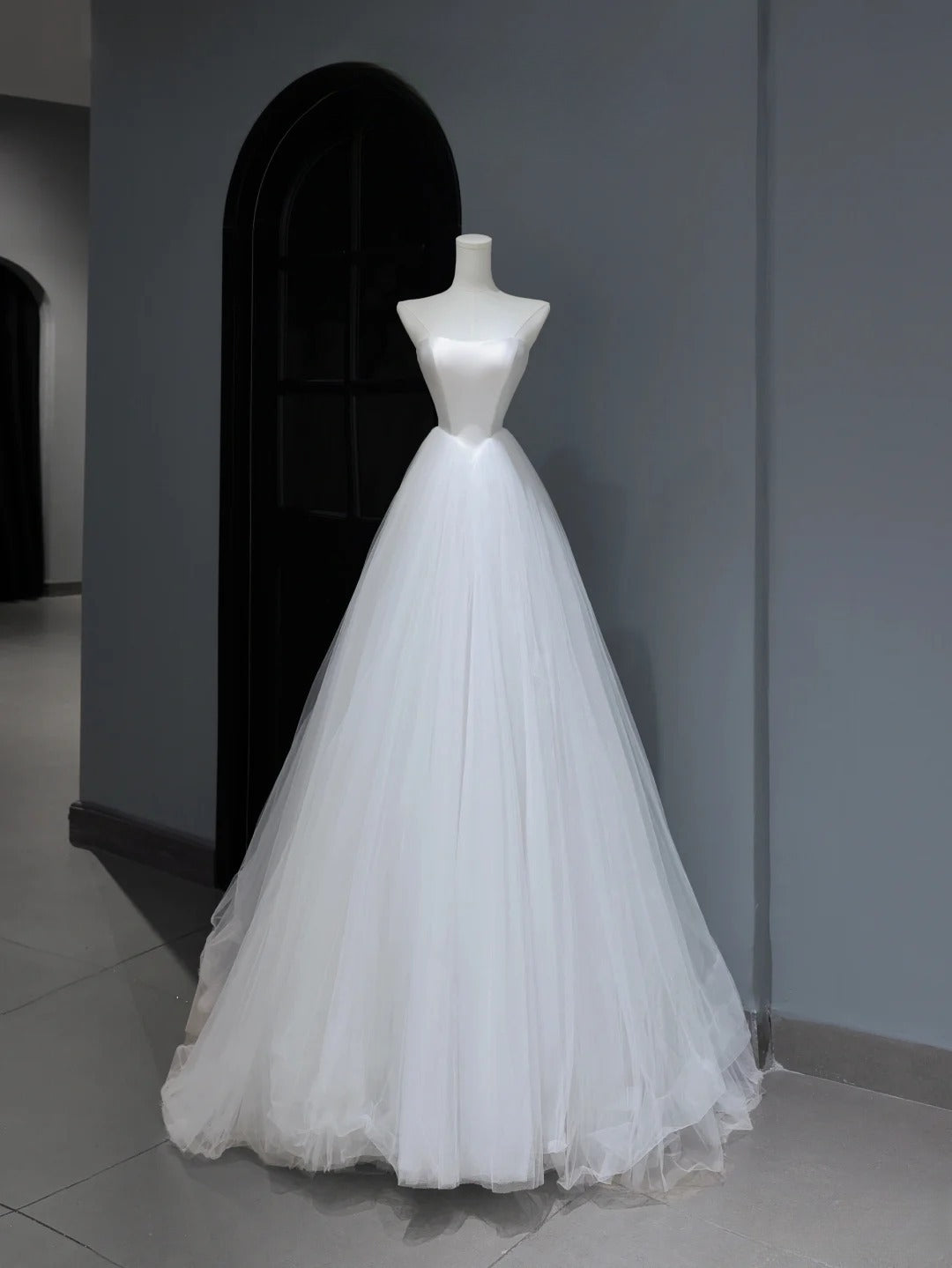 Traumhaftes langes Brautkleid, trägerlos, ärmellos, schlichter Boho-Stil mit Korsett, figurbetontes Brautkleid AS370
