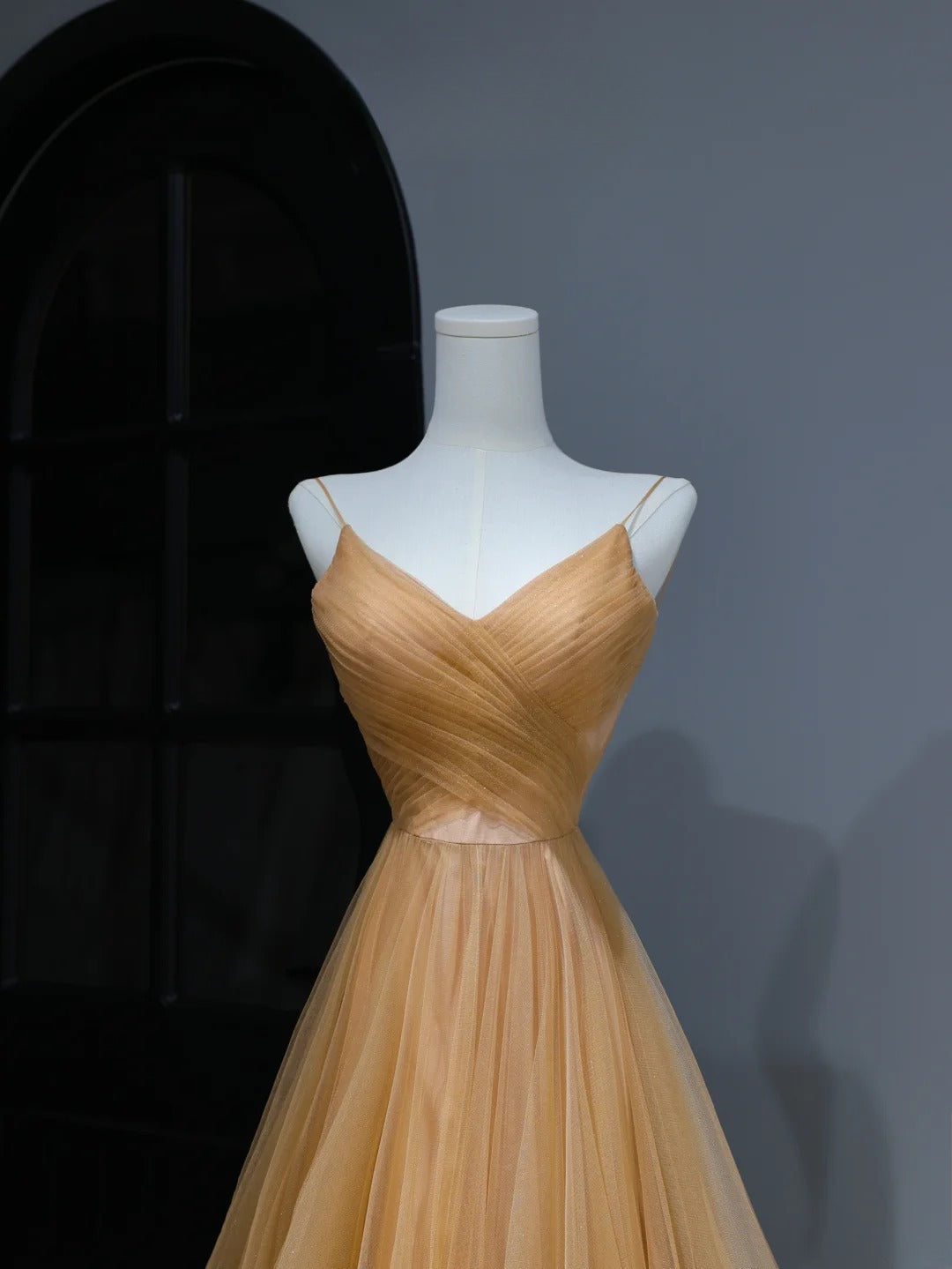Elegantes, schlichtes Ballkleid im A-Linien-Stil mit Spaghettiträgern aus goldenem Tüll – Inspiration für stilvolle Eleganz. Beeindrucken Sie mit diesem plissierten, langen Abendkleid AS371.