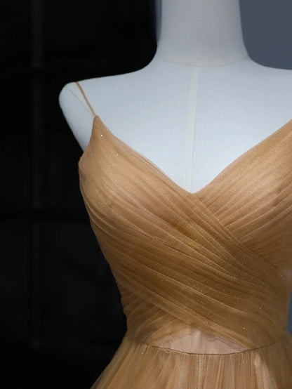 Elegantes, schlichtes Ballkleid im A-Linien-Stil mit Spaghettiträgern aus goldenem Tüll – Inspiration für stilvolle Eleganz. Beeindrucken Sie mit diesem plissierten, langen Abendkleid AS371.