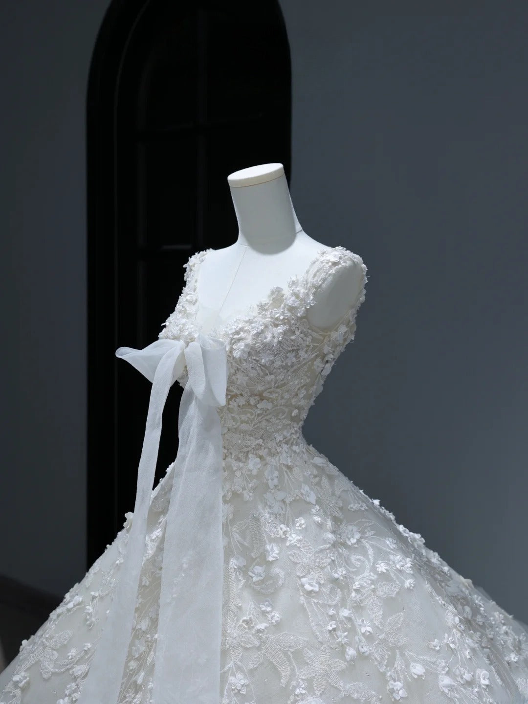 Prinzessinnen-Brautkleid, langes Ballkleid im V-Ausschnitt-Stil mit Spitzenapplikationen und Schleppe, weißes Brautkleid AS372