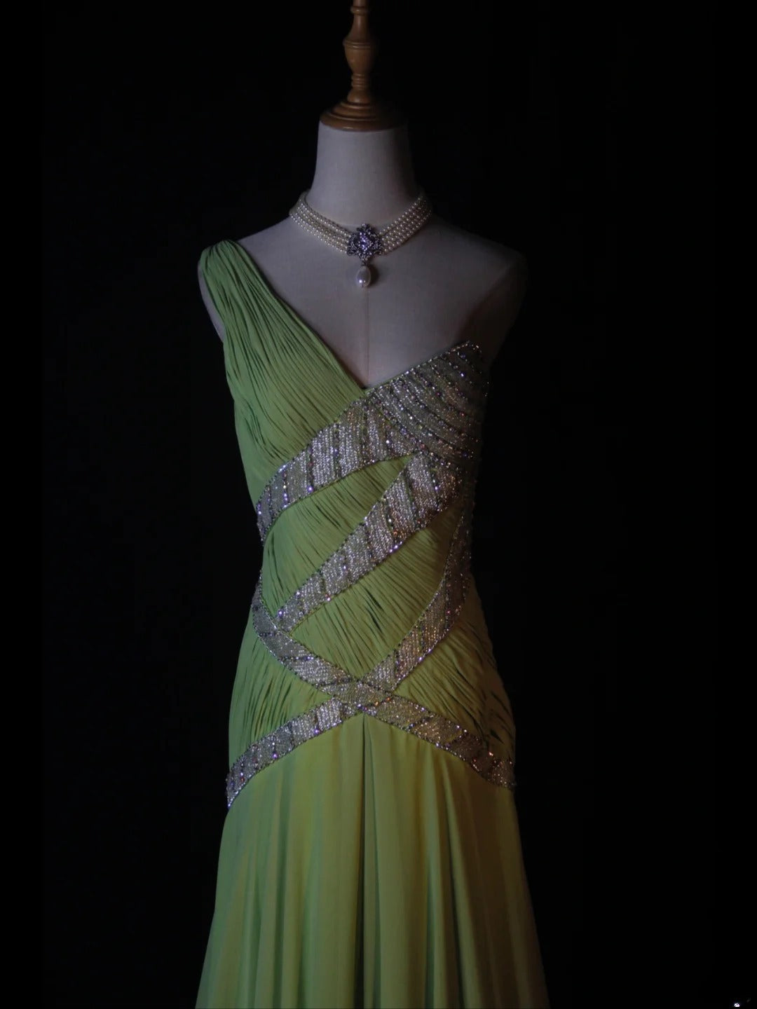 Vintage A-Linien-Kleid mit One-Shoulder-Ausschnitt in Knospengrün aus den 1950er Jahren mit plissiertem, gerüschtem und perlenbesetztem Oberteil – Inspiration für ein langes Ballkleid, Geburtstagsoutfit oder formelles Abendkleid AS372