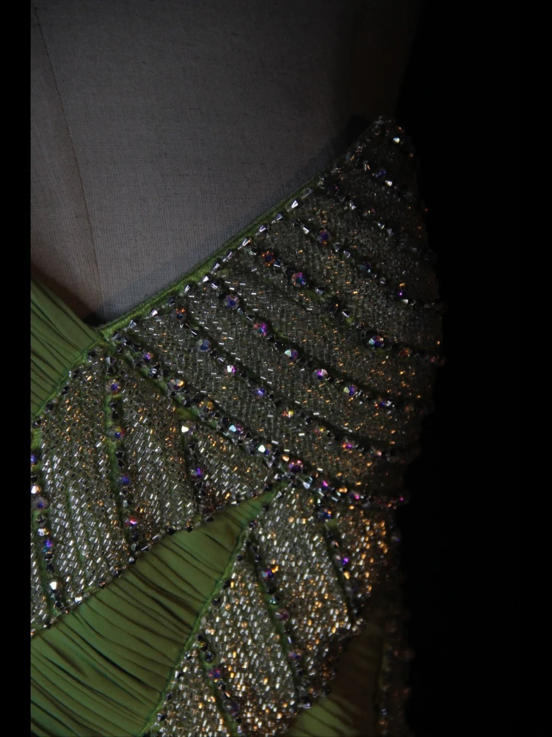 Vintage A-Linien-Kleid mit One-Shoulder-Ausschnitt in Knospengrün aus den 1950er Jahren mit plissiertem, gerüschtem und perlenbesetztem Oberteil – Inspiration für ein langes Ballkleid, Geburtstagsoutfit oder formelles Abendkleid AS372
