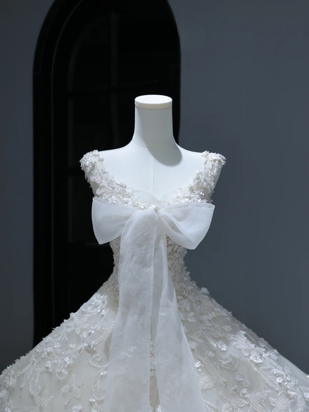 Prinzessinnen-Brautkleid, langes Ballkleid im V-Ausschnitt-Stil mit Spitzenapplikationen und Schleppe, weißes Brautkleid AS372