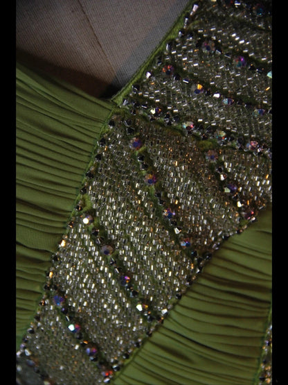 Vintage A-Linien-Kleid mit One-Shoulder-Ausschnitt in Knospengrün aus den 1950er Jahren mit plissiertem, gerüschtem und perlenbesetztem Oberteil – Inspiration für ein langes Ballkleid, Geburtstagsoutfit oder formelles Abendkleid AS372