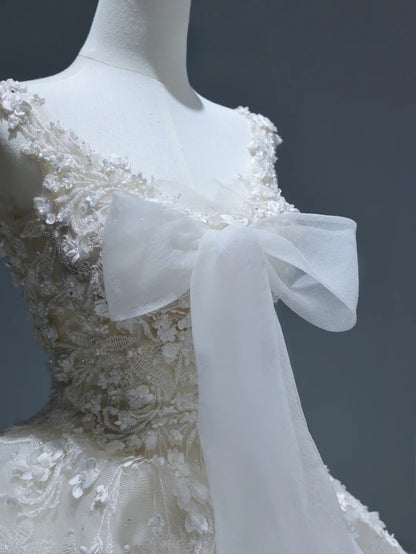 Prinzessinnen-Brautkleid, langes Ballkleid im V-Ausschnitt-Stil mit Spitzenapplikationen und Schleppe, weißes Brautkleid AS372
