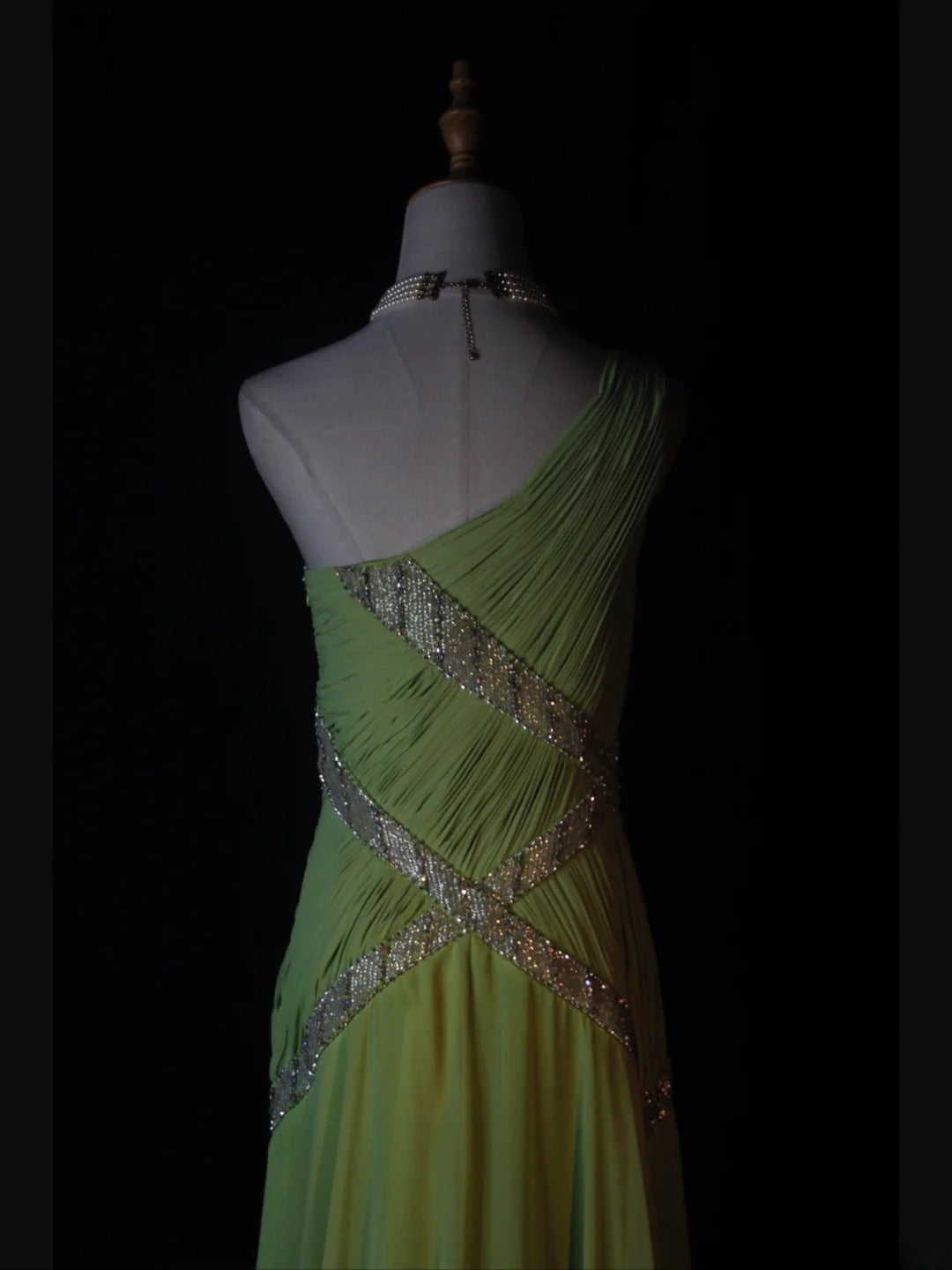 Vintage A-Linien-Kleid mit One-Shoulder-Ausschnitt in Knospengrün aus den 1950er Jahren mit plissiertem, gerüschtem und perlenbesetztem Oberteil – Inspiration für ein langes Ballkleid, Geburtstagsoutfit oder formelles Abendkleid AS372