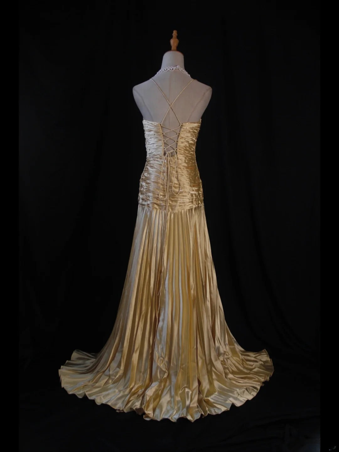 Robe de bal rétro années 60, coupe trapèze, bretelles spaghetti, taffetas doré orné de perles - Inspiration robe de soirée pour un 22e anniversaire AS373