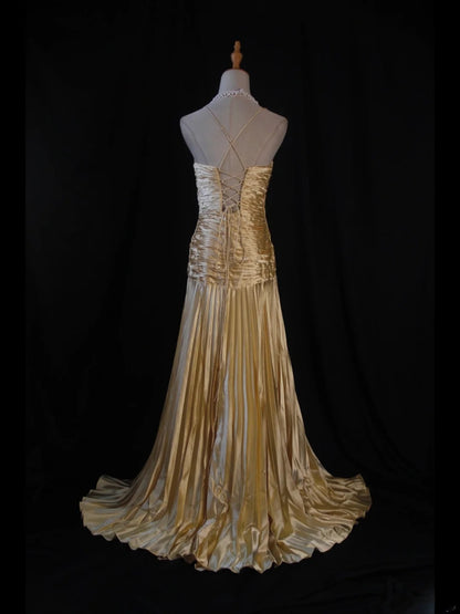 Robe de bal rétro années 60, coupe trapèze, bretelles spaghetti, taffetas doré orné de perles - Inspiration robe de soirée pour un 22e anniversaire AS373