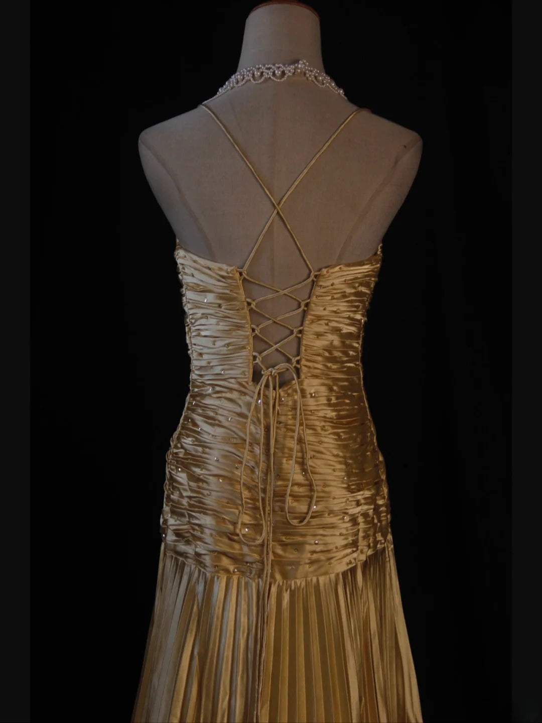 Robe de bal rétro années 60, coupe trapèze, bretelles spaghetti, taffetas doré orné de perles - Inspiration robe de soirée pour un 22e anniversaire AS373