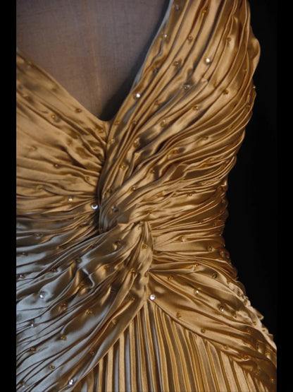 Robe de bal rétro années 60, coupe trapèze, bretelles spaghetti, taffetas doré orné de perles - Inspiration robe de soirée pour un 22e anniversaire AS373