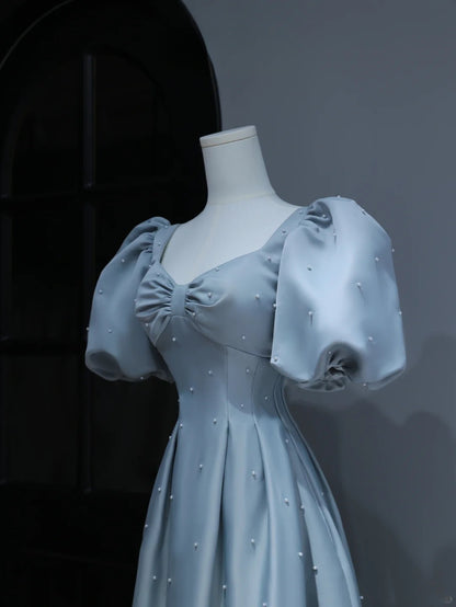 Elegantes, schlichtes Ballkleid in A-Linie mit Herzausschnitt, hellblauem Satin, inspiriert von Stil und beeindruckt mit Puffärmeln und Perlen. Langes, formelles Partykleid AS373