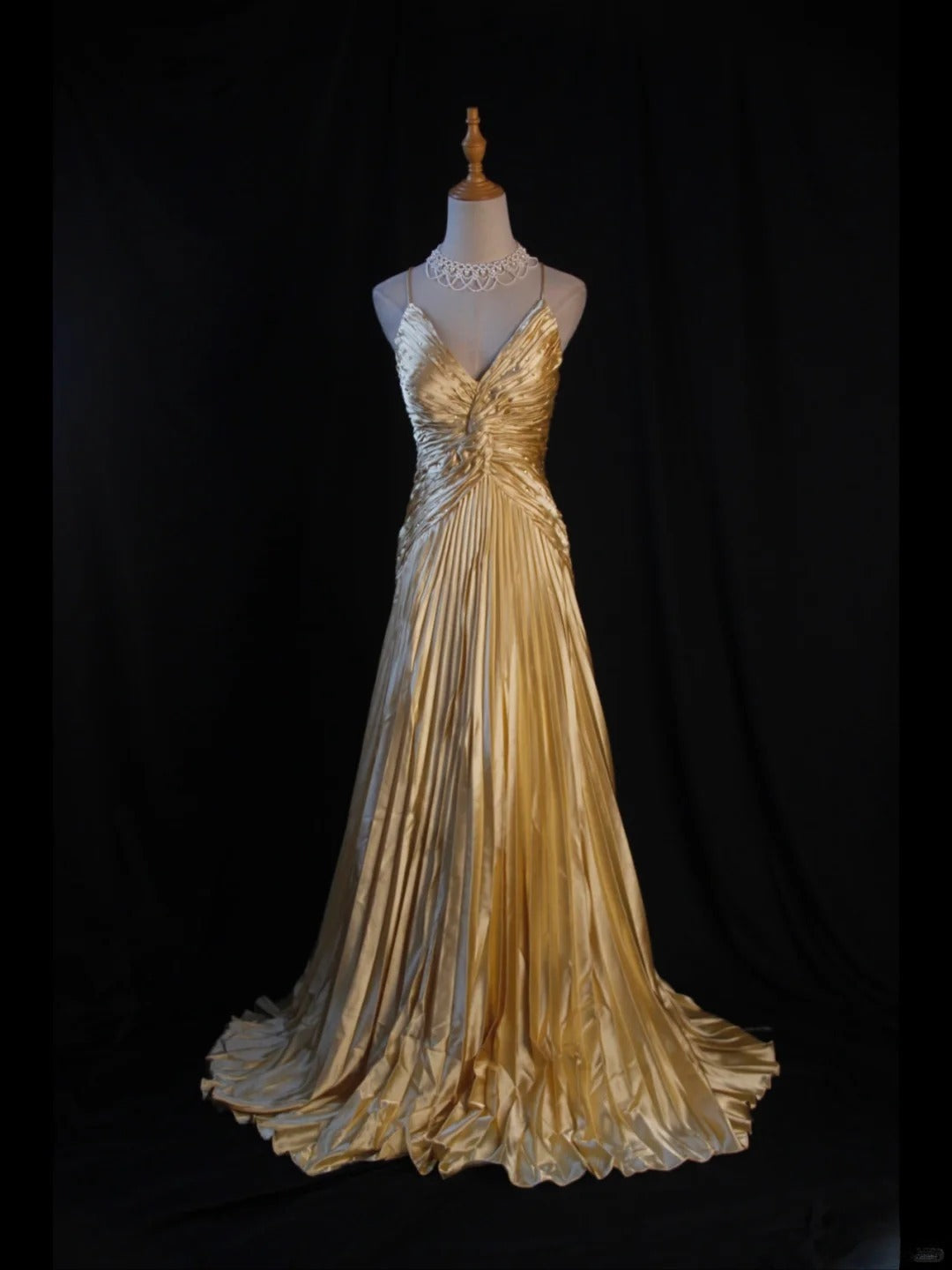 Robe de bal rétro années 60, coupe trapèze, bretelles spaghetti, taffetas doré orné de perles - Inspiration robe de soirée pour un 22e anniversaire AS373