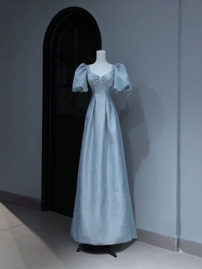 Elegantes, schlichtes Ballkleid in A-Linie mit Herzausschnitt, hellblauem Satin, inspiriert von Stil und beeindruckt mit Puffärmeln und Perlen. Langes, formelles Partykleid AS373