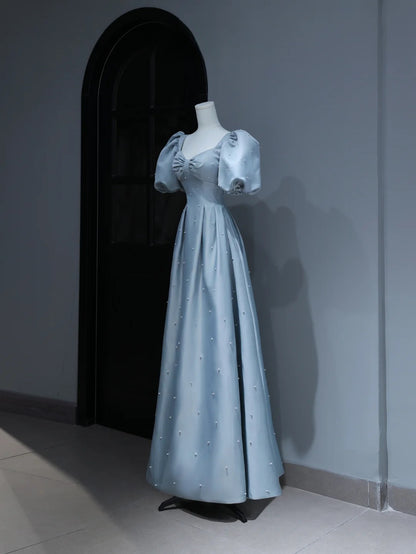 Elegantes, schlichtes Ballkleid in A-Linie mit Herzausschnitt, hellblauem Satin, inspiriert von Stil und beeindruckt mit Puffärmeln und Perlen. Langes, formelles Partykleid AS373