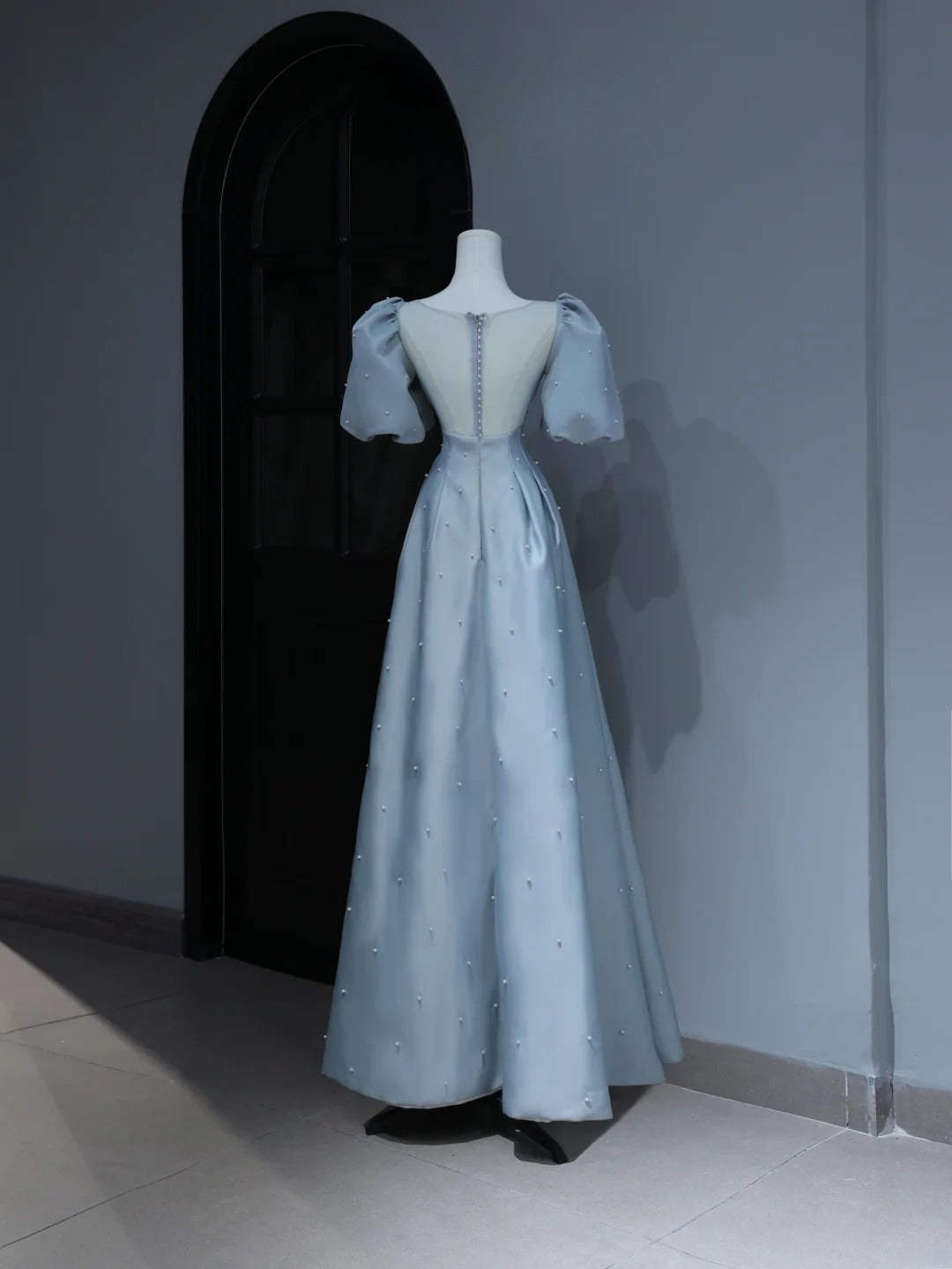 Elegantes, schlichtes Ballkleid in A-Linie mit Herzausschnitt, hellblauem Satin, inspiriert von Stil und beeindruckt mit Puffärmeln und Perlen. Langes, formelles Partykleid AS373