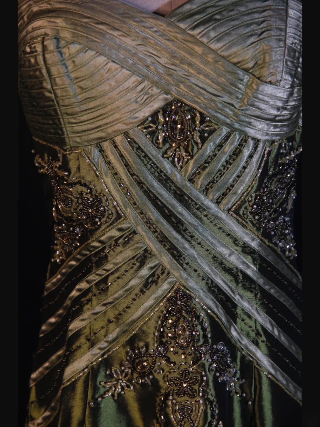 Retro-Abendkleid im 60er-Jahre-Stil: A-Linie, Spaghettiträger, olivgrüner Satin mit Rüschen, Perlen und Schlitz – Inspiration für ein Outfit zum 22. Geburtstag (AS374)