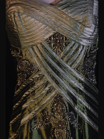Retro-Abendkleid im 60er-Jahre-Stil: A-Linie, Spaghettiträger, olivgrüner Satin mit Rüschen, Perlen und Schlitz – Inspiration für ein Outfit zum 22. Geburtstag (AS374)