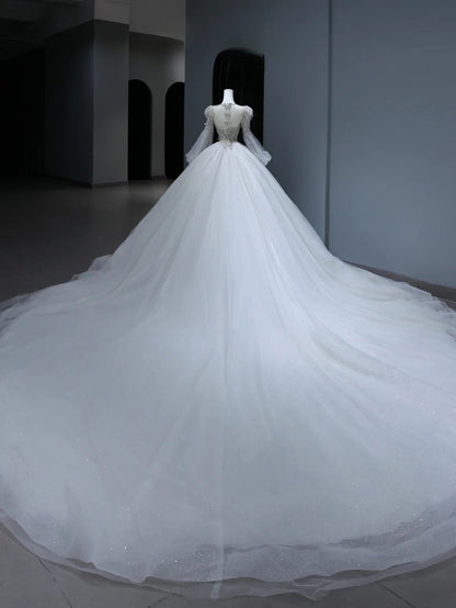 Robe de mariée longue de princesse, coupe bal, col rond, ornée d'appliqués de dentelle, manches longues et traîne, blanche, AS374