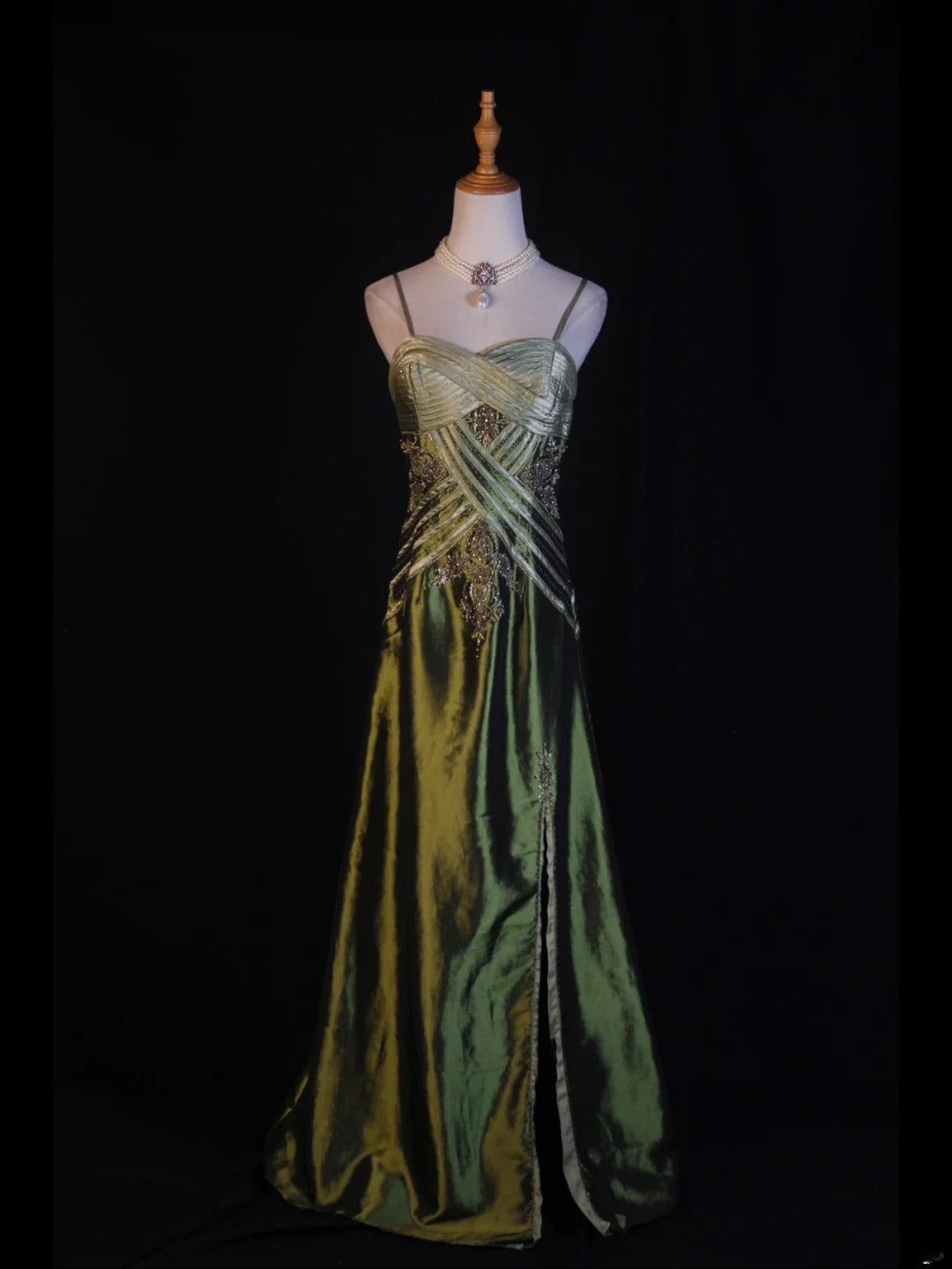 Retro-Abendkleid im 60er-Jahre-Stil: A-Linie, Spaghettiträger, olivgrüner Satin mit Rüschen, Perlen und Schlitz – Inspiration für ein Outfit zum 22. Geburtstag (AS374)