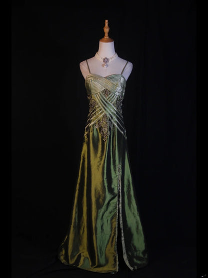 Retro-Abendkleid im 60er-Jahre-Stil: A-Linie, Spaghettiträger, olivgrüner Satin mit Rüschen, Perlen und Schlitz – Inspiration für ein Outfit zum 22. Geburtstag (AS374)