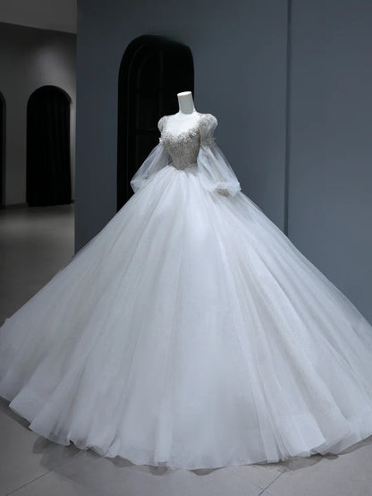 Robe de mariée longue de princesse, coupe bal, col rond, ornée d'appliqués de dentelle, manches longues et traîne, blanche, AS374