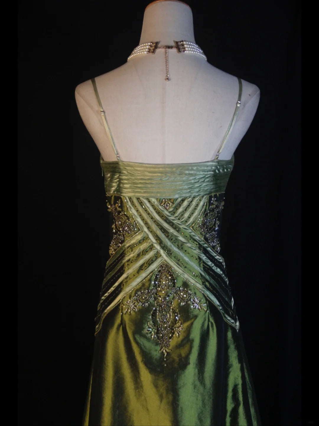 Retro-Abendkleid im 60er-Jahre-Stil: A-Linie, Spaghettiträger, olivgrüner Satin mit Rüschen, Perlen und Schlitz – Inspiration für ein Outfit zum 22. Geburtstag (AS374)